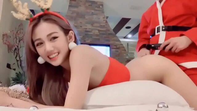 Chịch em gái TQ cosplay con tuần lộc dâm đãng